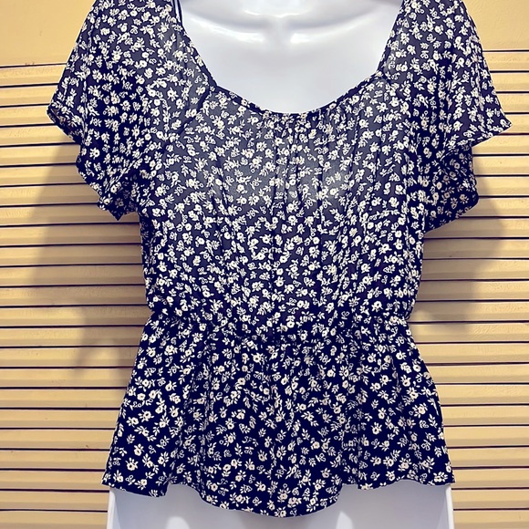 Very Pretty Lightweight Summer Blouse - Picture 4 of 5